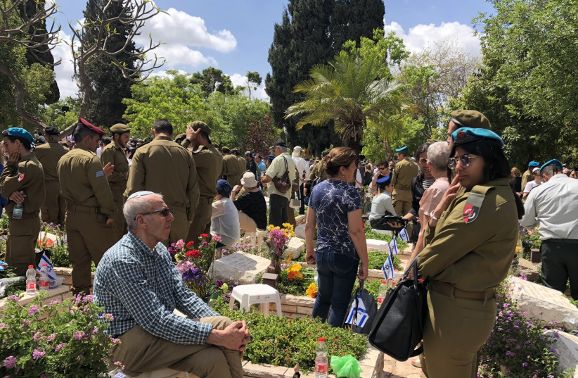 Memorial Day in Kiryat Shaul cemetery north of Tel Aviv on May 8th, 2019 (photo credit: ANNA AHRONHEIM)