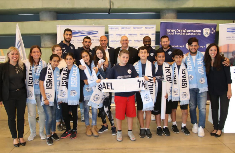 Israeli soccer players, IFA chairman Moshe Shino Zuarez and Peres Center chairman Chemi Peres join school children from Jaffa at the Peres Center for Peace and Innovation (credit: JOSSEF AVI YAIR ENGEL)