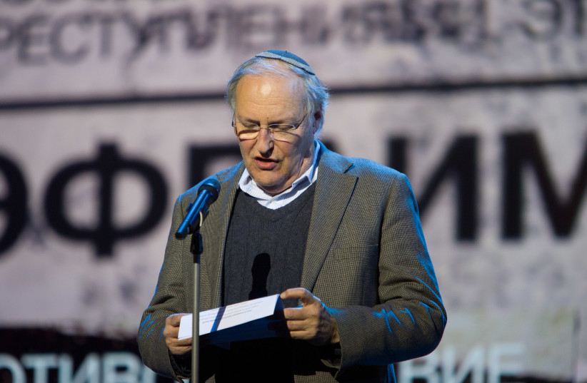 Efraim Zuroff accepting the Fiddler on the Roof award in Moscow-December 2018 (photo credit: SIMON WIESENTHAL CENTER)