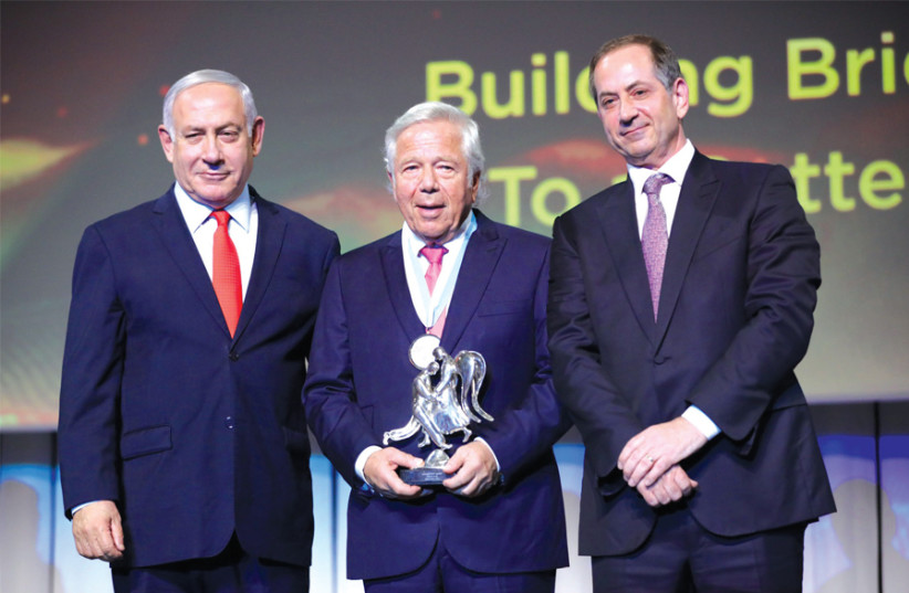(RIGHT TO left) Genesis Prize Foundation co-founder and chairman Stan Polovets; 2019 Genesis Prize laureate Robert Kraft; and Prime Minister Benjamin Netanyahu. (photo credit: NATASHA KUPERMAN)