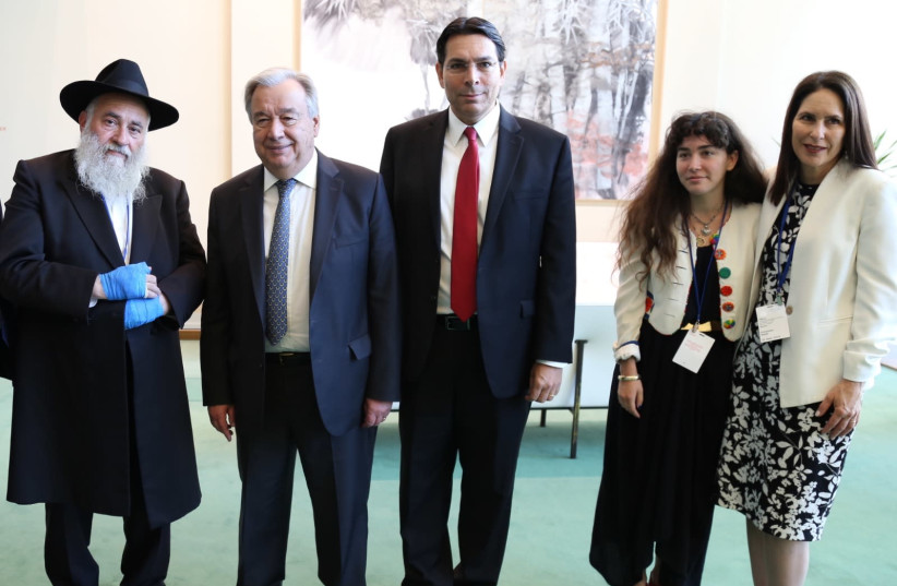 Rabbi Yisrael Goldstein, UN Secretary General Guterres, Ambassador Danon, and Hannah Kaye and Randi Grossman (the daughter and sister of Lori Gilbert Kaye, respectively) (credit: ISRAEL MISSION TO THE UN)