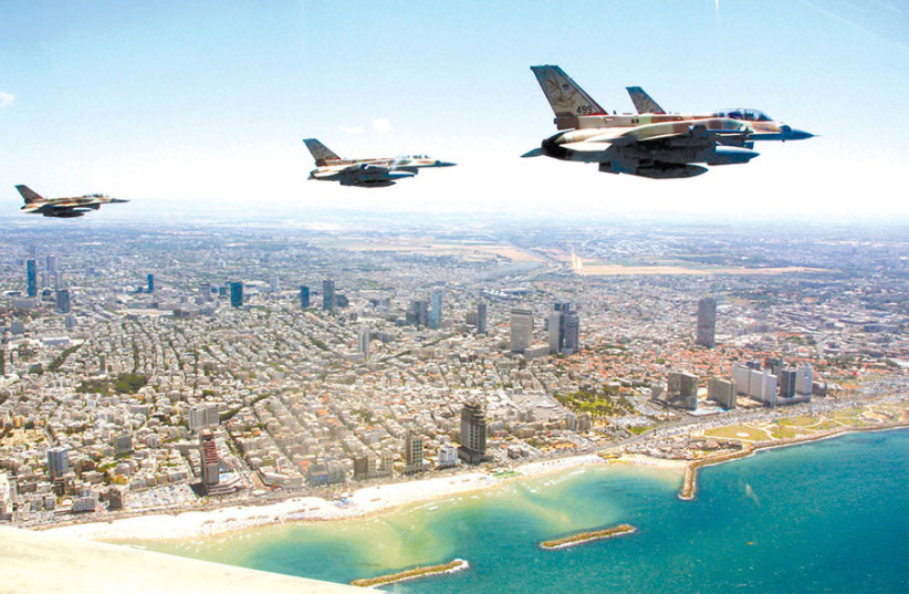 Des F-161 de l'armée de l'air israélienne survolent les plages de Tel Aviv lors d'un récent Jour de l'Indépendance. (crédit : Wikimedia Commons)