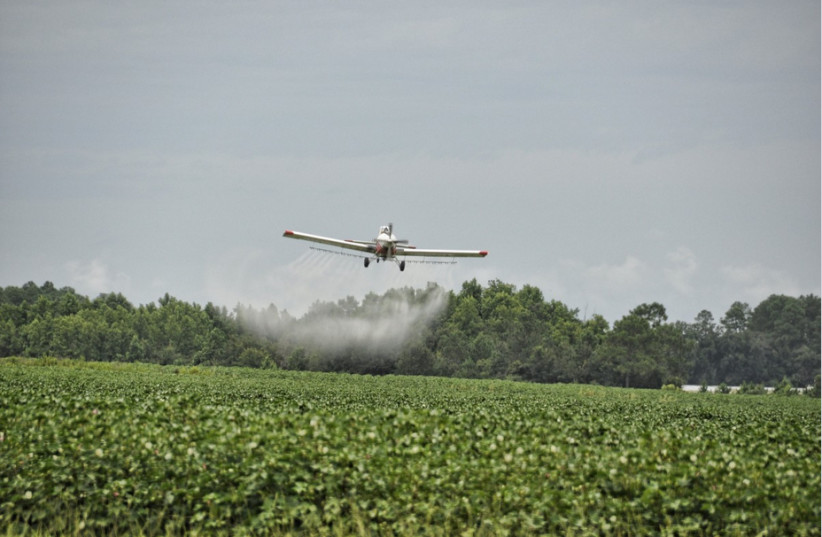 Plane releases herbicides over crops, illustrative (credit: PXHERE)