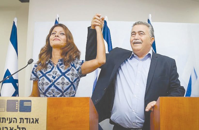 Amir Peretz (R) et Orly Levy Abecassis (L) (crédit photo: ROY ALIMA / FLASH 90)