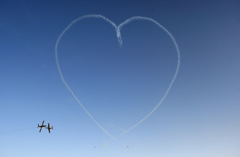  IAF jets draw a heart in the sky at at Hatzerim Air Base. (credit: BAZ RATNER/REUTERS)