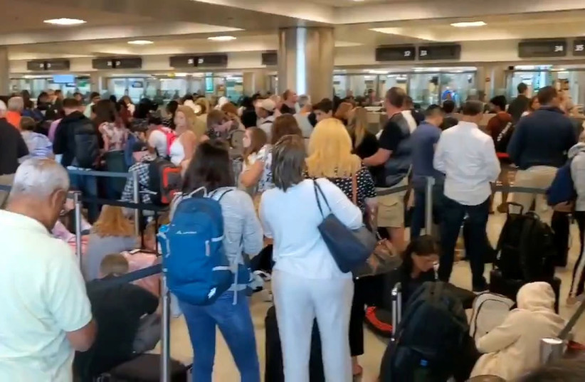 Social media video grab of passengers queuing at the immigration counter at Dulles International Airport in Virginia (credit: LUKE MONTGOMERY/COURTESY/SOCIAL MEDIA/VIA REUTERS)