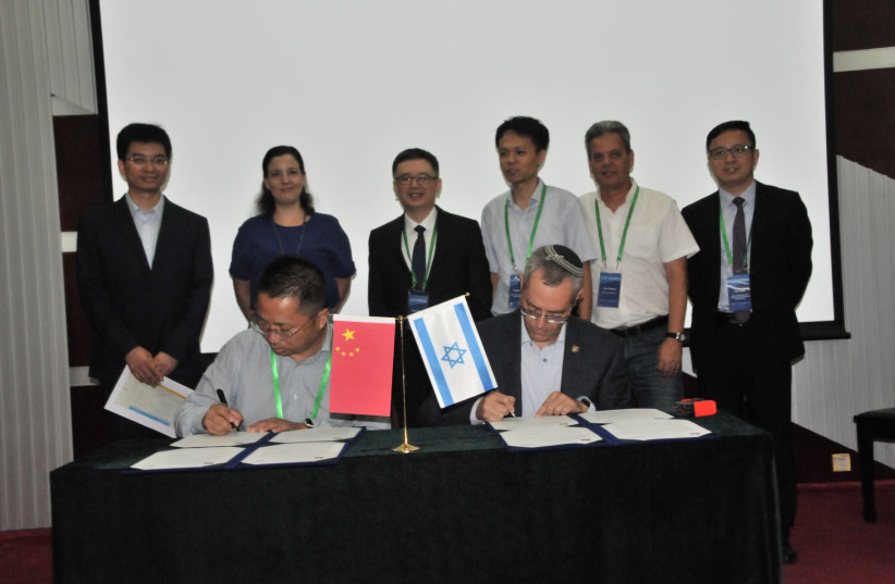 Prof. Yuliang Zhao (L) and Prof. Dror Fixler (R) sign an agreement to establish a Chinese Academy of Sciences center of excellence at Bar-Ilan University (photo credit: THIAN MAY)