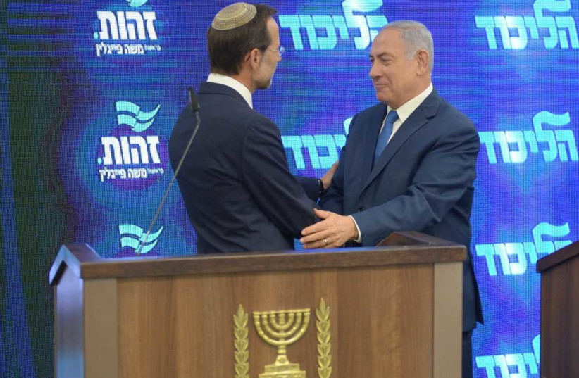 Prime Minister Benjamin Netanyahu and Zehut leader Moshe Feiglin at a joint press conference, August 29, 2019 (photo credit: KOBI RICHTER/TPS)