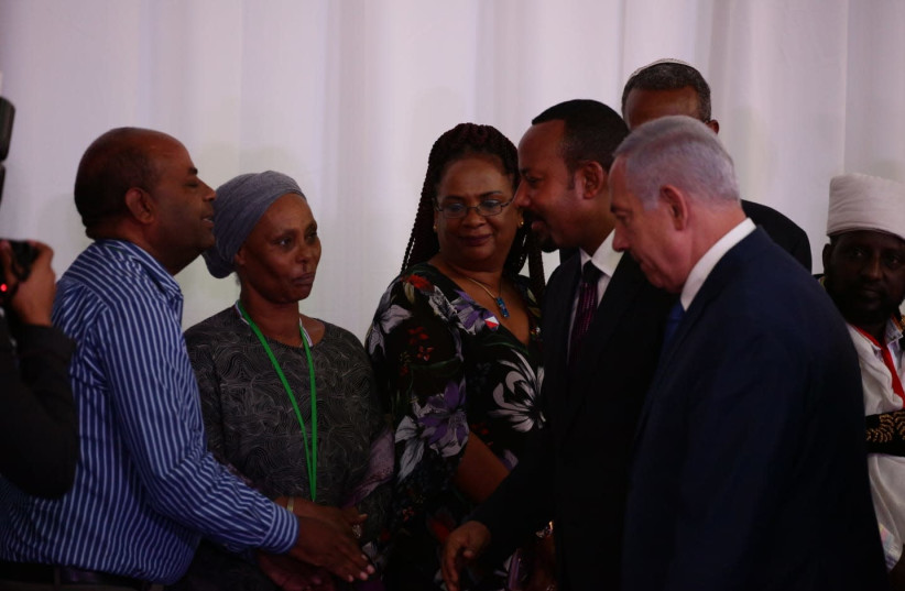 Prime Ministers Benjamin Netanyahu and Abiy Ahmed Ali meet family of kidnapped Avera Mengistu (photo credit: ESTY DZIUBOV/TPS)
