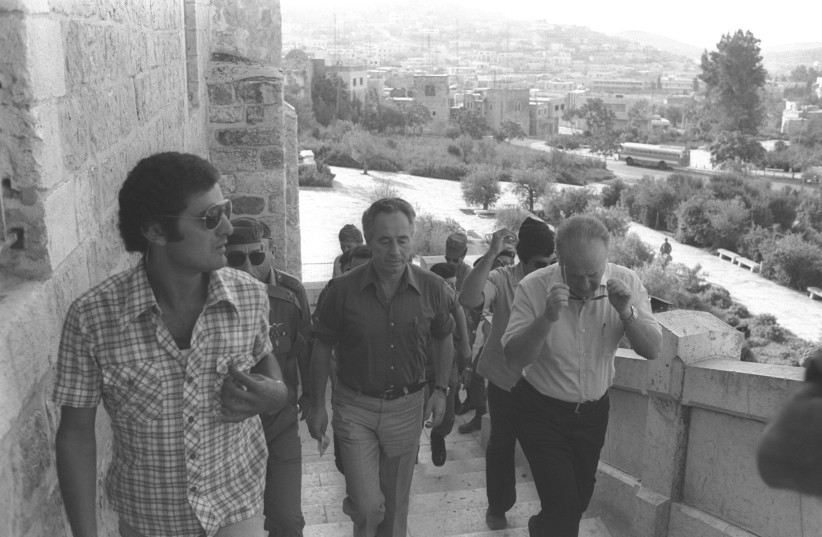   Former prime minister Yitzhak Rabin and former defense minister Shimon Peres on the stairwell leading into Hebron's Tomb of the Patriarchs in 1976. (photo credit: YAAKOV SAAR/GPO)