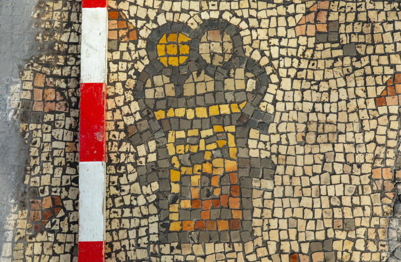 Mosaic decoration depicting a basket with five loaves. (photo credit: DR. MICHAEL EISENBERG)