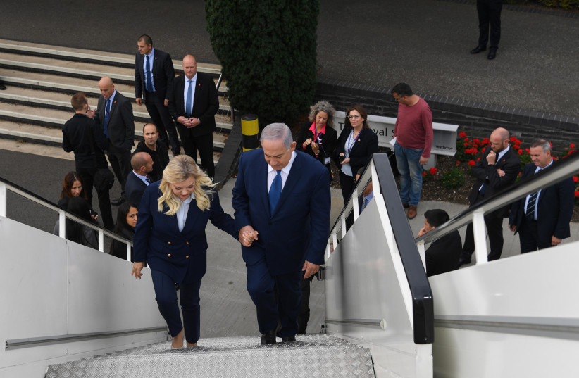 Benjamin Netanyahu and his wife Sara end a visit to London and take off for Israel on September 6, 2019. (photo credit: CHAIM TZACH/GPO)