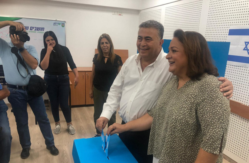 Labor-Gesher leader Amir Peretz votes, September 17, 2019 (photo credit: LABOR-GESHER PARTY SPOKESPERSON)
