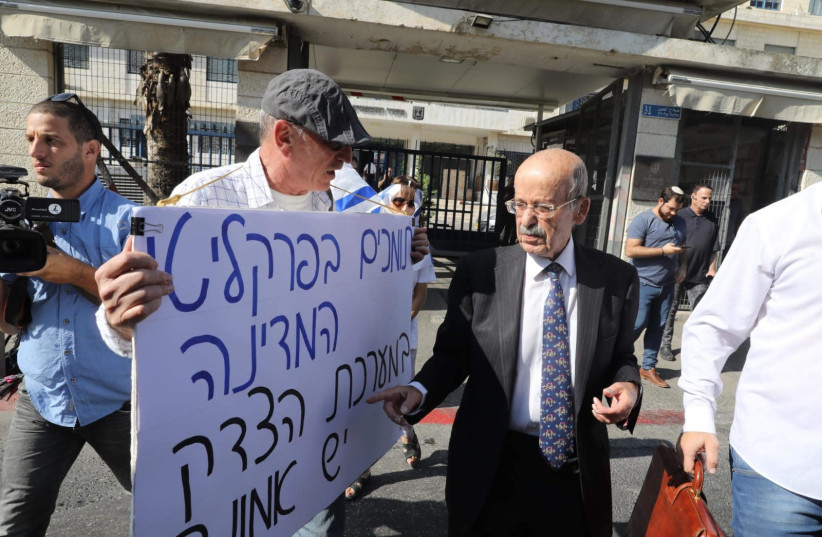 Prime Minister Benjamin Netanyahu's defense attorney Ram Caspi arrives at court for the PM's pre-indictment hearing with Attorney General Avigdor Mandelblit, October 2 2019 (photo credit: MARC ISRAEL SELLEM)