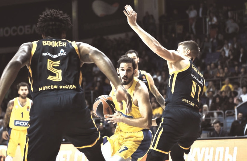 OMRI CASSPI (center) scored 13 points for Maccabi Tel Aviv last night, but the yellow-and-blue lost 89-83 at Khimki Moscow in its Euroleague opener (photo credit: Courtesy)