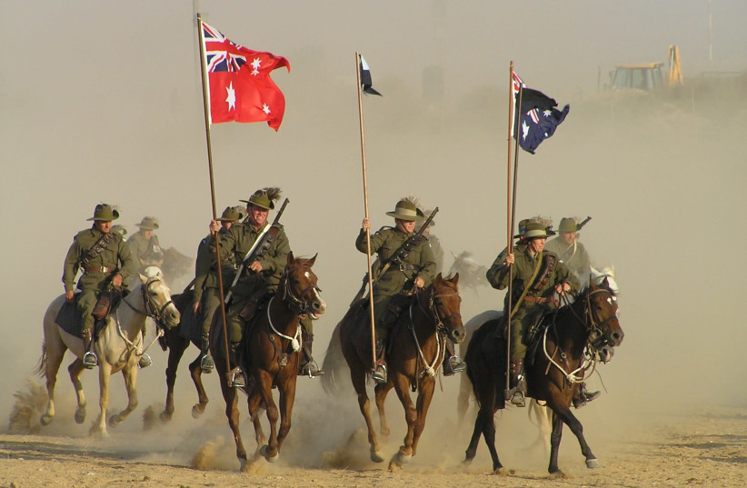 90 aniversario de la Batalla de Beersheba de la Primera Guerra Mundial: recreación de la carga del caballo ligero australiano (crédito: WIKIMEDIA COMMONS / EMAN)