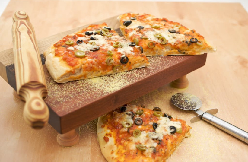 Pizza with olives and mushrooms (photo credit: PASCALE PERETZ-RUBIN AND DROR KATZ)