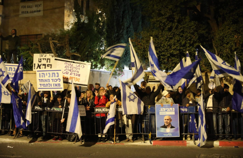 Pro-Netanyahu demonstrators by the prime minister's home in Jerusalem, Nov. 23, 2019 (photo credit: MARC ISRAEL SELLEM)