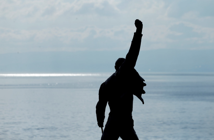 The statue of Queen singer Freddie Mercury is pictured near the lake Leman in Montreux, Switzerland, June 30, 2016 (photo credit: REUTERS/DENIS BALIBOUSE)