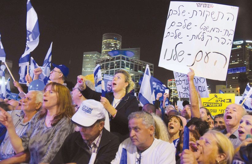 The protest in support of Prime Minister Benjamin Netanyahu in Tel Aviv on Tuesday.  (photo credit: AVSHALOM SASSONI)