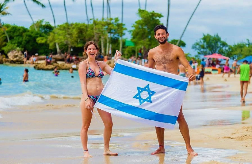 An Israeli couple at Second Beach in Morro de Sao Paulo, Brazil. (photo credit: RENATO SANTANA/CORREIO)