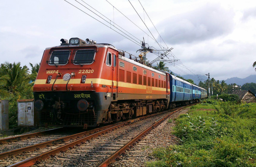 A WAP-4 class locomotive 22820 of Indian Railway belonging to shed Royapuram (photo credit: Wikimedia Commons)
