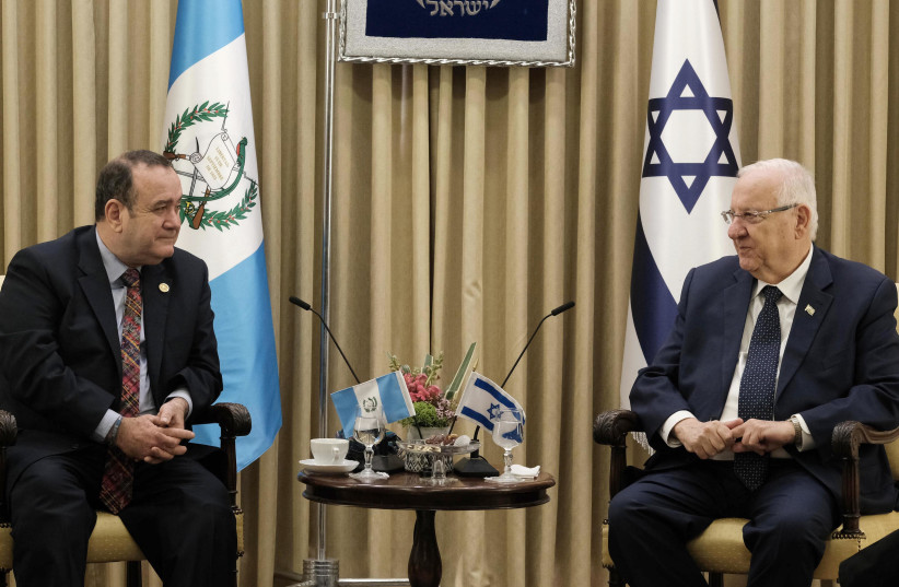 Le président Reuven Rivlin avec le président élu Alejandro Giammattei du Guatemala, le 8 décembre 2019 (crédit photo: Mark Neiman / GPO)