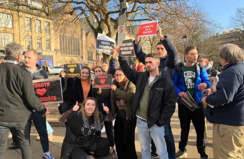 Jewish students from Bristol University protest against Labour antisemitism during a pro-Jeremy Corbyn election rally in the College Green.  (photo credit: SERB SULTAN)