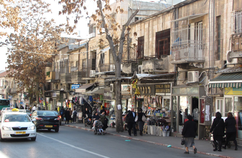 HAREDIM FRET that the projected route of the light rail’s Blue Line through Geula (pictured) and the edge of Mea She’arim will bring in secular travelers, particularly women not dressed according to their rules (credit: Wikimedia Commons)
