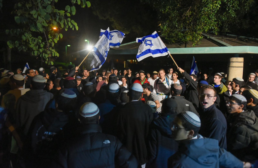 People protesting public transportation on Shabbat on December 15, 2019. (photo credit: KOBI RICHTER/TPS)