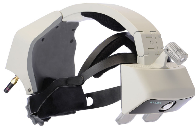 The xvision headset allows a surgeon to visualize the 3D anatomy of the patient’s spine, through their skin, by looking directly at the patient. (credit: AUGMEDICS)