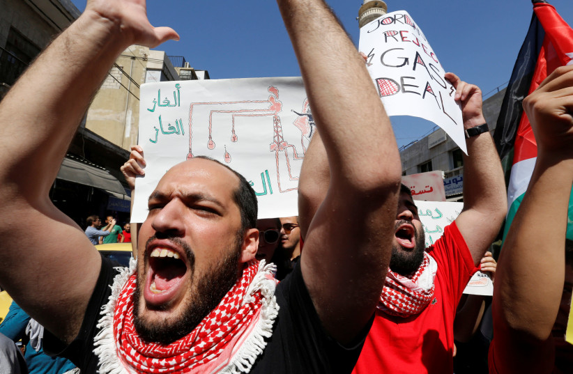 Jordanian protesters chant slogans during a protest against a government agreement to import natural gas from Israel, in Amman, Jordan, Sept. 30, 2016 (photo credit: MUHAMMAD HAMED/REUTERS)