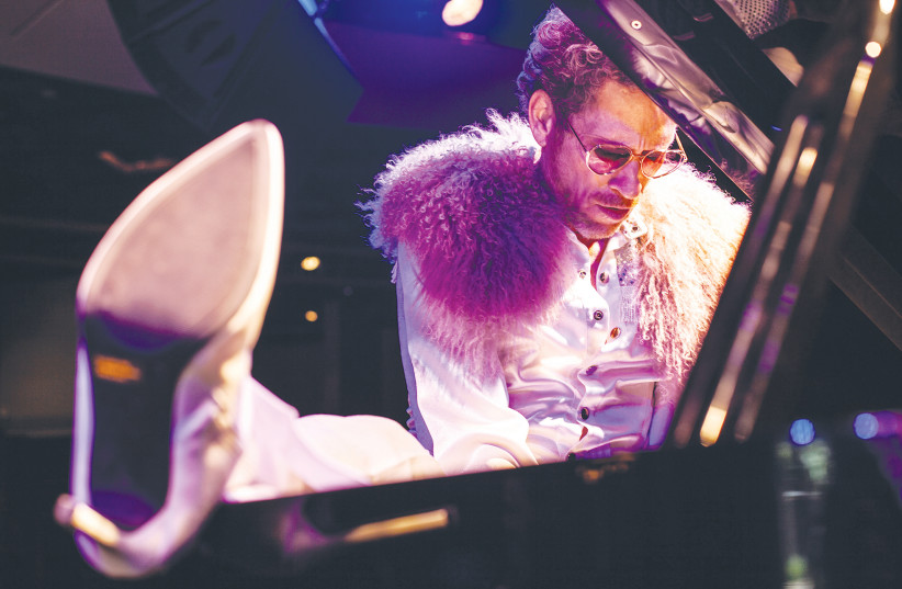 Yermy Kaplan as Elton John: 'He is made of something else.' (photo credit: ELDAD SHUSHAN)