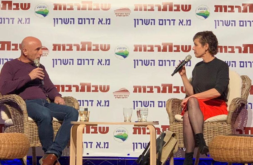Blue and White MK Ofer Shelah speaks with Kan reporter Liat Regev at a cultural event on January 11, 2020 (photo credit: Courtesy)