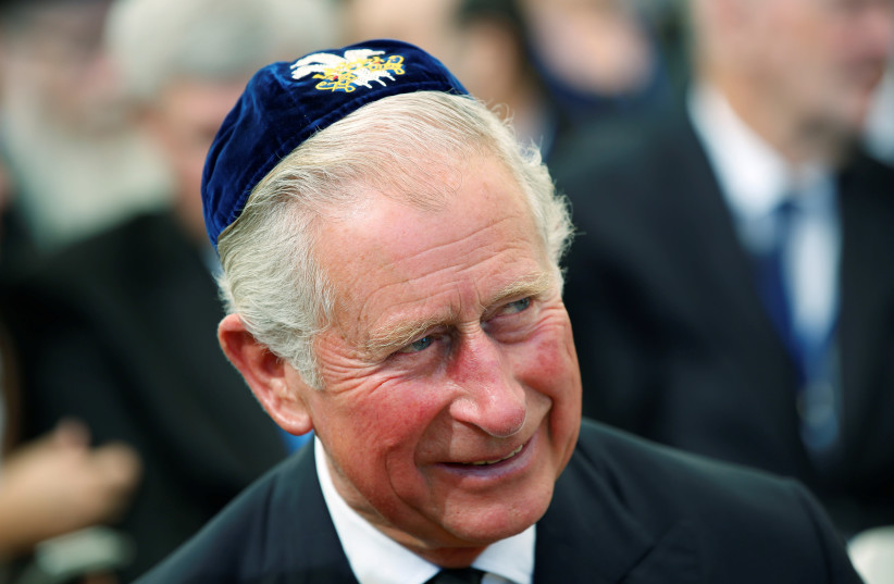 Britain's Prince Charles wearing a 'Yarmulke,' or Jewish skull cap, during the funeral of former Israeli President Shimon Peres on Mt. Herzl Military Cemetery in Jerusalem, 30 September 2016 (photo credit: ABIR SULTAN/POOL/VIA REUTERS)