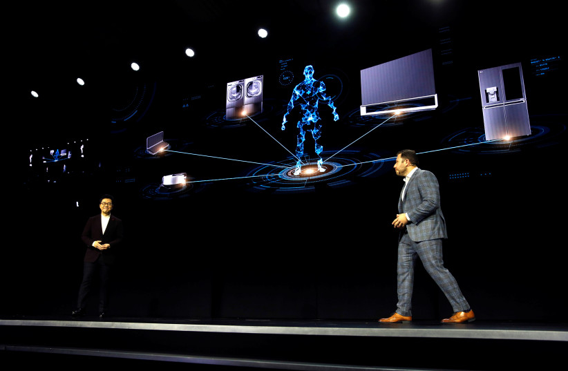 DISCUTER DE L'INTELLIGENCE ARTIFICIELLE lors d'une conférence de presse de LG Electronics lors du salon CES 2020 à Las Vegas le 6 janvier. (Crédit photo: REUTERS)