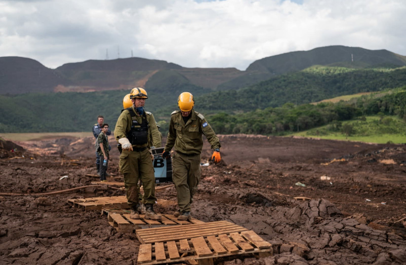 IDF rescuers look for bodies after Brazil’s deady Brumadinho dam disaster in January 2019 (photo credit: IDF SPOKESPERSON'S UNIT)
