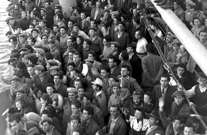 JEWISH IMMIGRANTS from war-torn Europe pack the ship S.S. Atzmaut (Independence, in Hebrew) as it sails into Haifa port weeks before May 14, 1948. The UK played a key and often controversial role in Israel’s history. Now it is time to support the peace plan, the author argues. (photo credit: REUTERS)