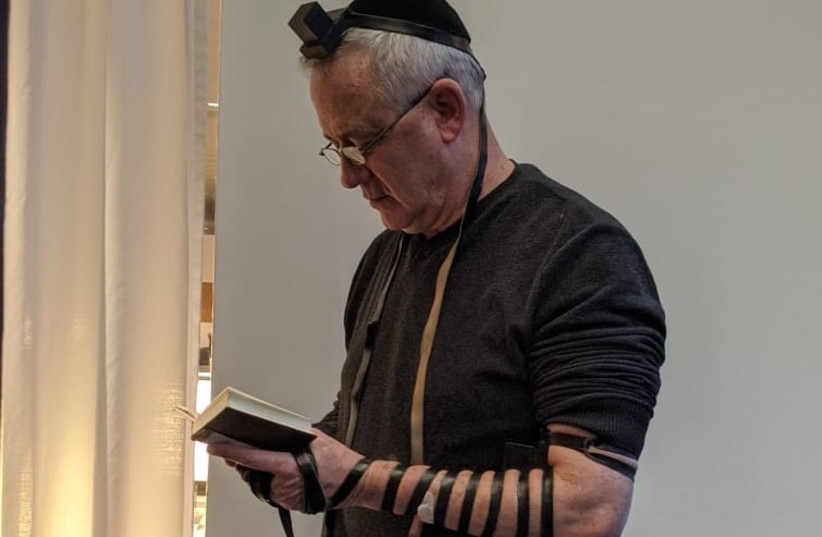 Blue and White leader Benny Gantz dons tefillin at Zurich Airport, Jan. 2020 (photo credit: BOROPARK24.COM)