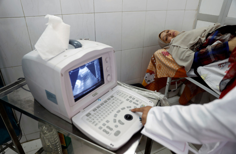 A doctor examines a pregnant woman at a hospital in the province of Fayoum (credit: REUTERS)