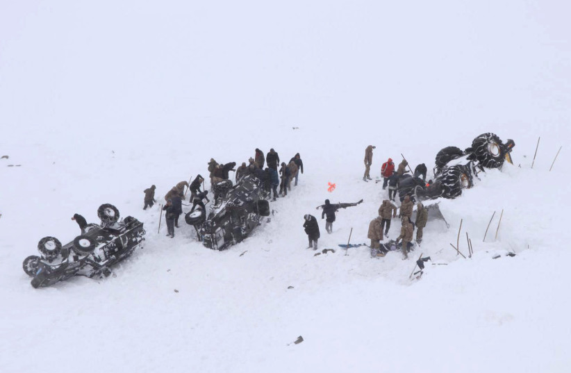 Turkish soldiers and locals try to rescue people trapped under an avalanche in Bahcesaray in Van province (photo credit: REUTERS)