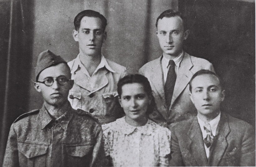 Menachem Begin en décembre 1942 portant l'uniforme de l'armée polonaise des forces du général Anders avec son épouse Aliza et David Yutan; (dernière rangée) Moshe Stein et Israel Epstein (crédit photo: JABOTINSKY ARCHIVES)