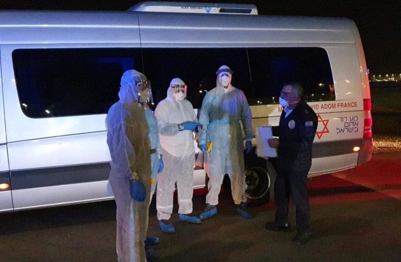 MDA teams evacuating those who've landed from Korea into quarantine  (photo credit: MDA)