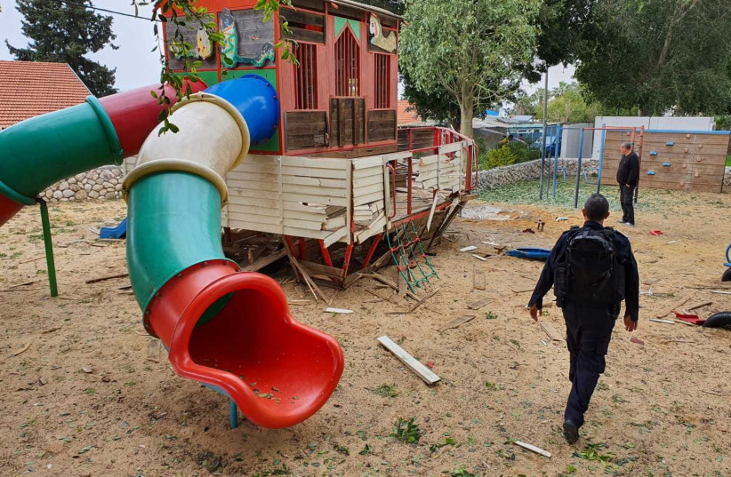 La police israélienne et des experts en élimination des bombes enquêtent sur une aire de jeux pour enfants où des roquettes ont atterri. (crédit photo: MAARIV)
