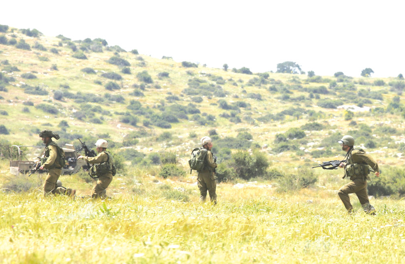 Troupes de Tsahal lors d'un exercice d'entraînement - «Dans une situation où Israël fait face à plusieurs fronts, nous devons encore décider ... quelle est la priorité.  C'est un problème difficile.  (crédit photo: MARC ISRAEL SELLEM / THE JERUSALEM POST)