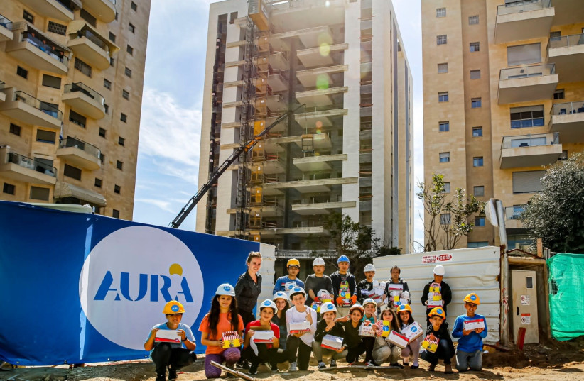 The fourth grade in a meeting with workers at the Aura construction site in Holon (photo credit: GUY YECHIELY)
