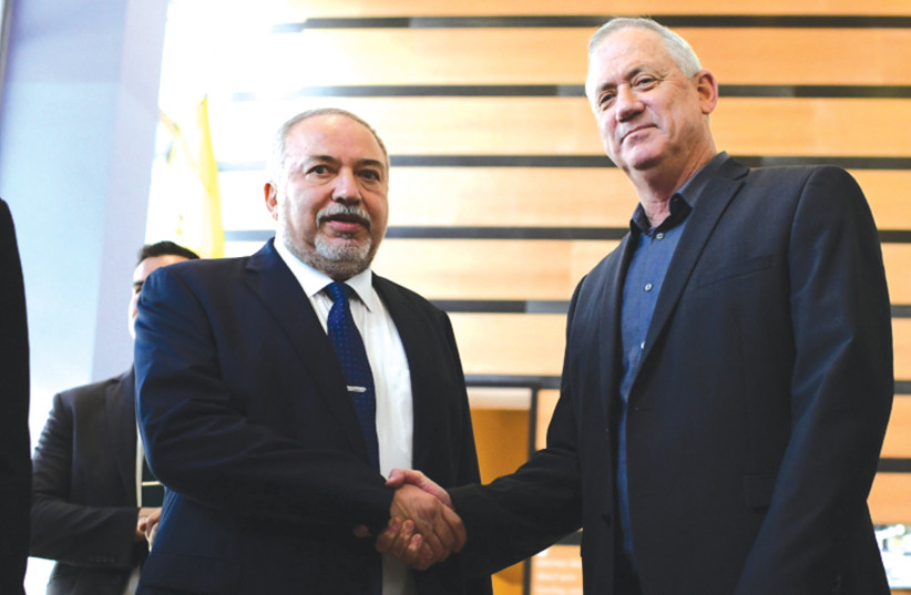 Benny Gantz et Avigdor Liberman se serrent la main après leur rencontre. (crédit photo: TOMER NEUBERG / FLASH90)