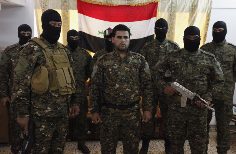 Des combattants des milices islamistes chiites irakiennes posent pour des photos avant de quitter Bagdad pour la Syrie (crédit photo: REUTERS / THAIER AL-SUDANI)