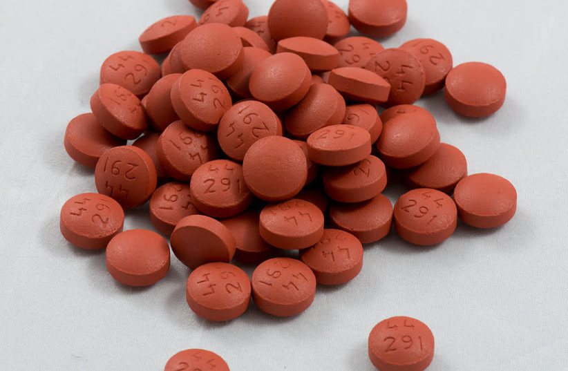 Un tas de comprimés d'ibuprofène générique de 200 mg. (crédit : Wikimedia Commons)