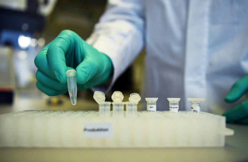 Un employé de la société biopharmaceutique allemande CureVac, présente un flux de travail de recherche sur un vaccin contre la maladie à coronavirus (COVID-19) dans un laboratoire de Tuebingen, en Allemagne (crédit photo: REUTERS / ANDREAS GEBERT)